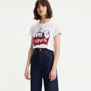 Must Go‼️ NWOT Unisex Levis Snoopy T-shirt. Read Description👇